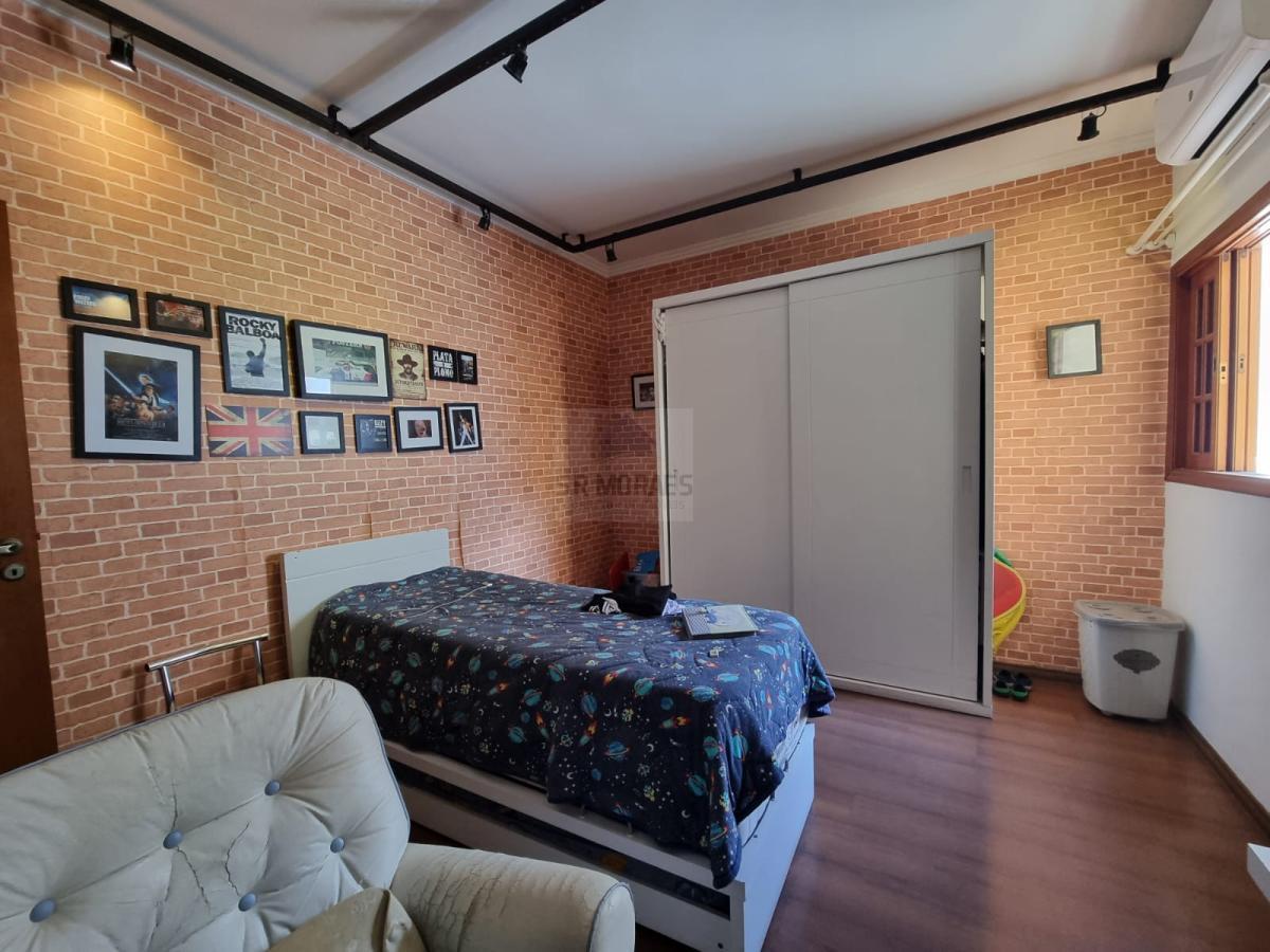 Casa à venda com 3 quartos, 244m² - Foto 1